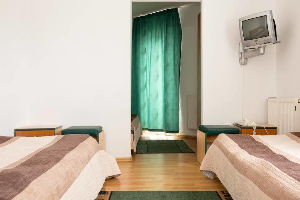 Hotel Beta Cluj-Napoca Buitenkant foto